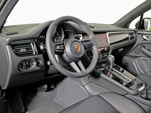 Certified 2026 Porsche Macan AWD/4WD image 4