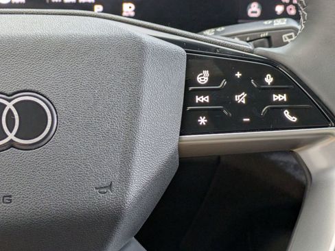 Used 2025 Audi Q5 Premium w/ Convenience Package image 11