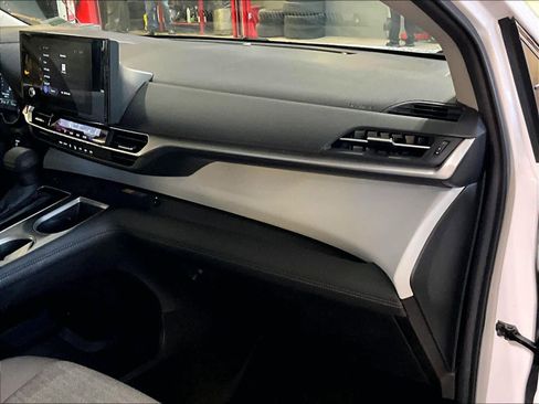 Used 2025 Toyota Sienna LE image 13