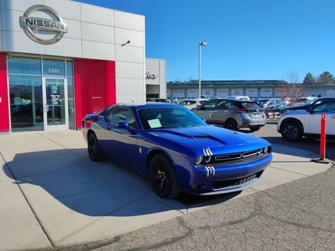 Used 2019 Dodge Challenger SXT image 3