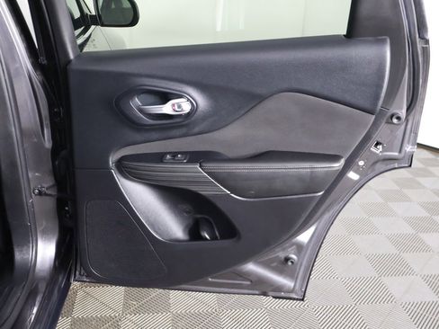 Used 2016 Jeep Cherokee Latitude w/ Cold Weather Group image 21