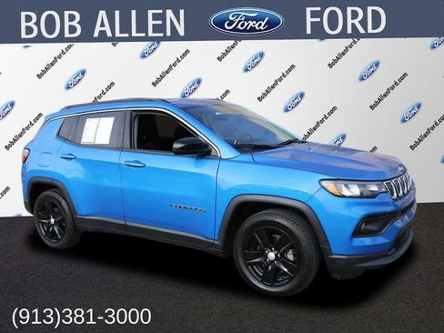 Used 2022 Jeep Compass Latitude image 1