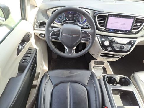 Used 2023 Chrysler Pacifica Touring-L image 13