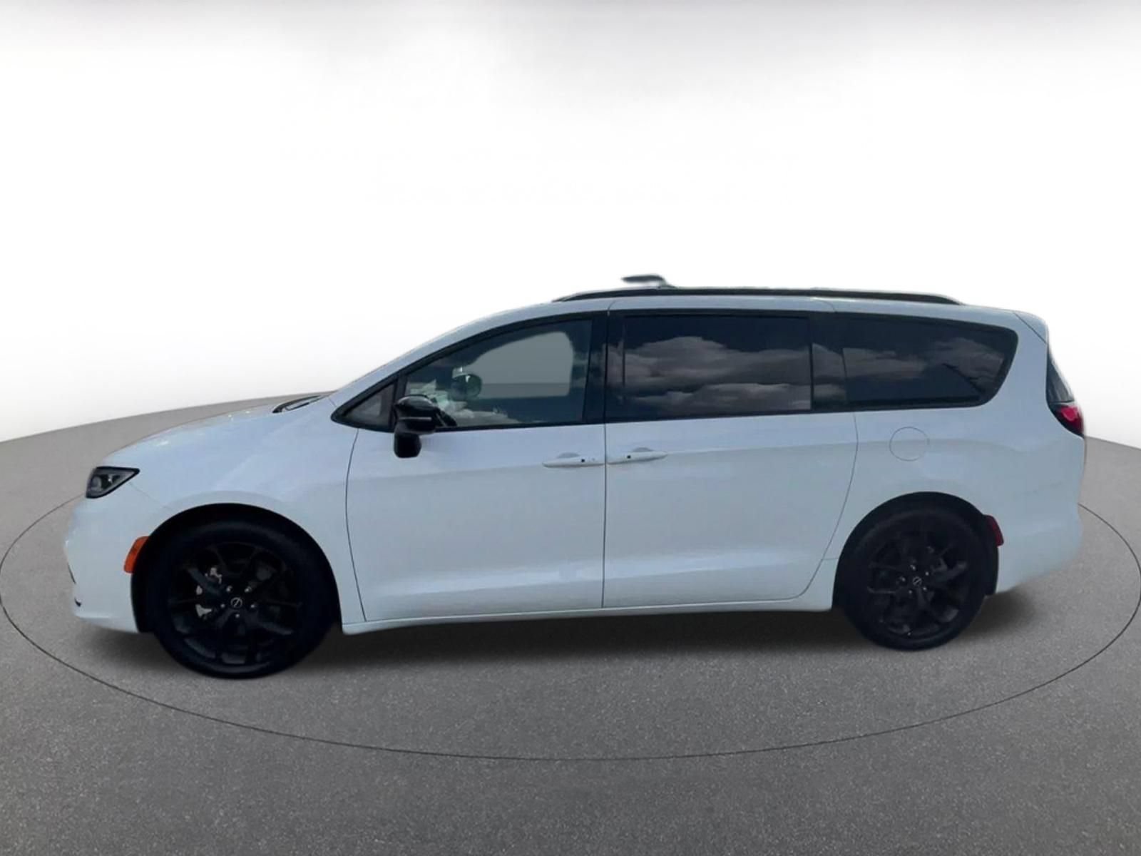 Used 2025 Chrysler Pacifica Limited FWD image 8