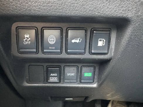 Used 2020 Nissan Rogue SV AWD/4WD image 18