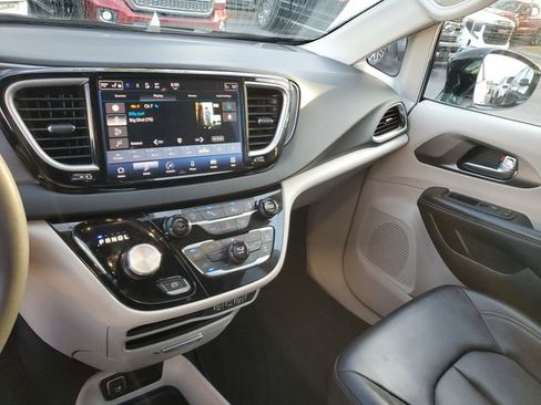 Used 2024 Chrysler Pacifica Touring-L FWD image 25