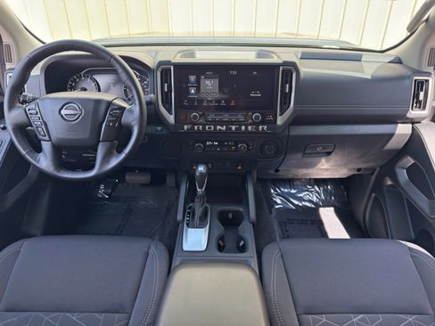 Used 2025 Nissan Frontier SV w/ SV Convenience Package RWD image 11