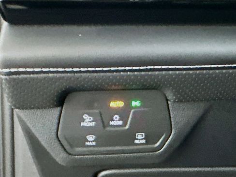 Used 2024 Volkswagen Atlas SE image 17