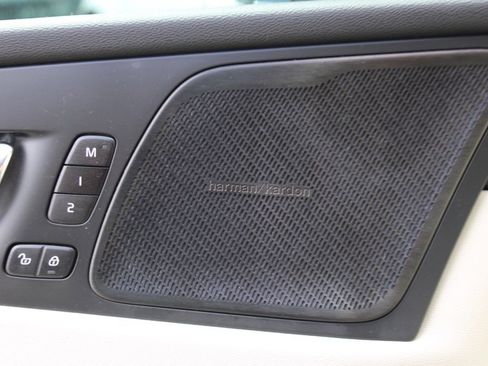 Used 2022 Volvo XC60 T8 Inscription Expression w/ Advanced Package image 9