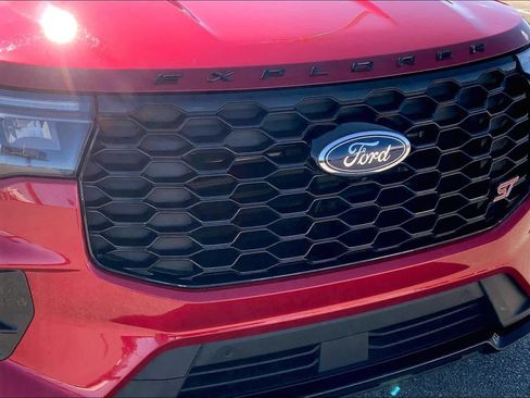 Certified 2025 Ford Explorer ST image 30