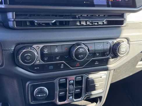 Used 2024 Jeep Wrangler Unlimited Sahara image 23