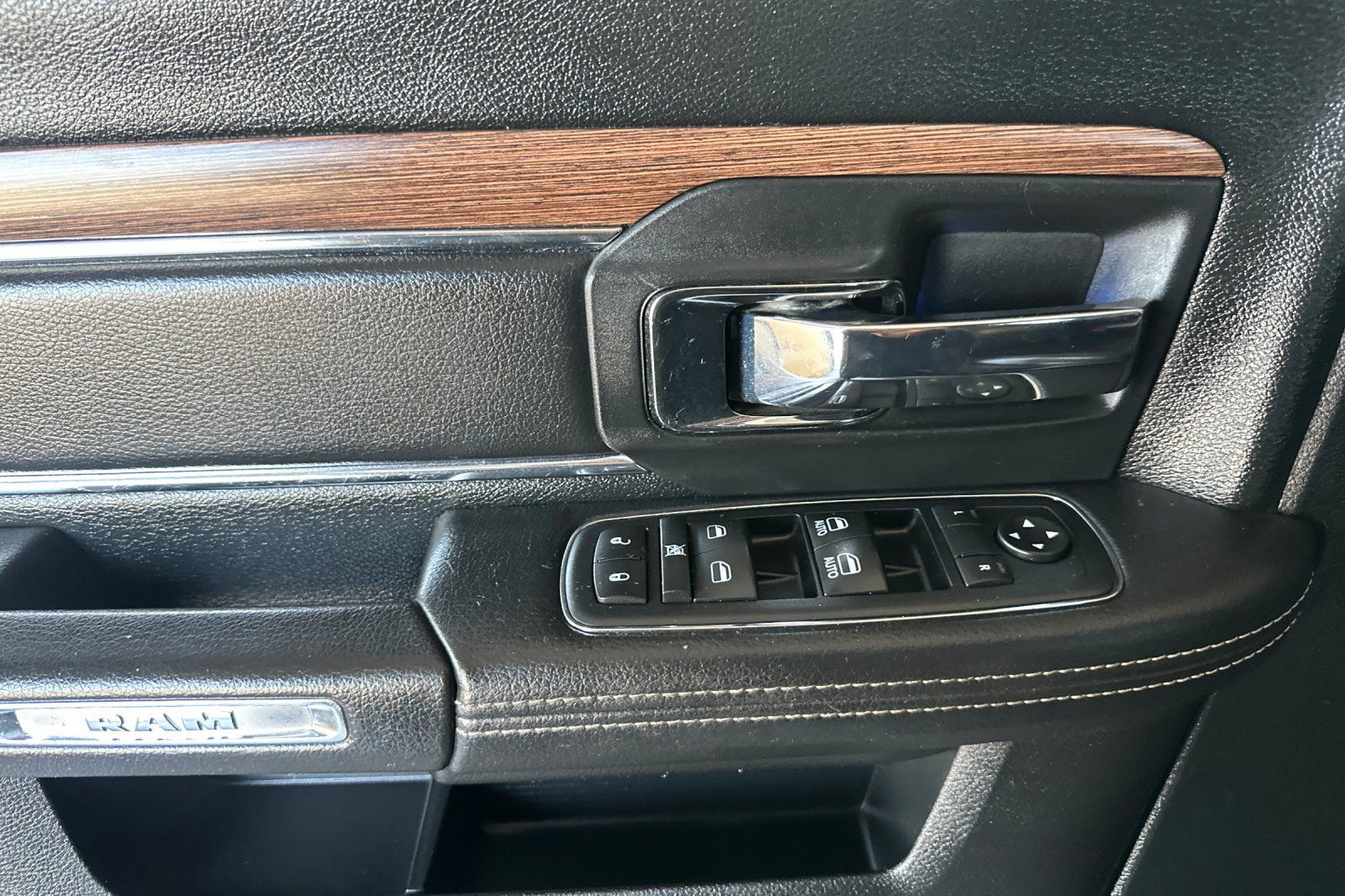 Used 2017 RAM 1500 Laramie w/ Convenience Group AWD/4WD image 11
