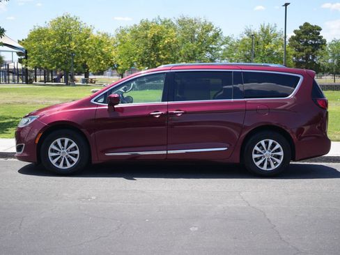 Used 2018 Chrysler Pacifica Touring-L FWD image 3