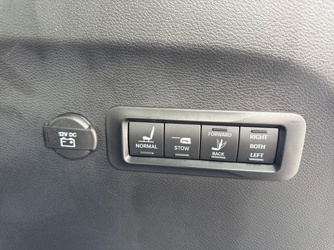 Used 2025 Chrysler Pacifica Pinnacle w/ Trailer Tow Group FWD image 11