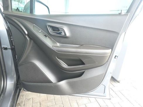 Used 2019 Chevrolet Trax LT w/ LT Convenience Package image 8