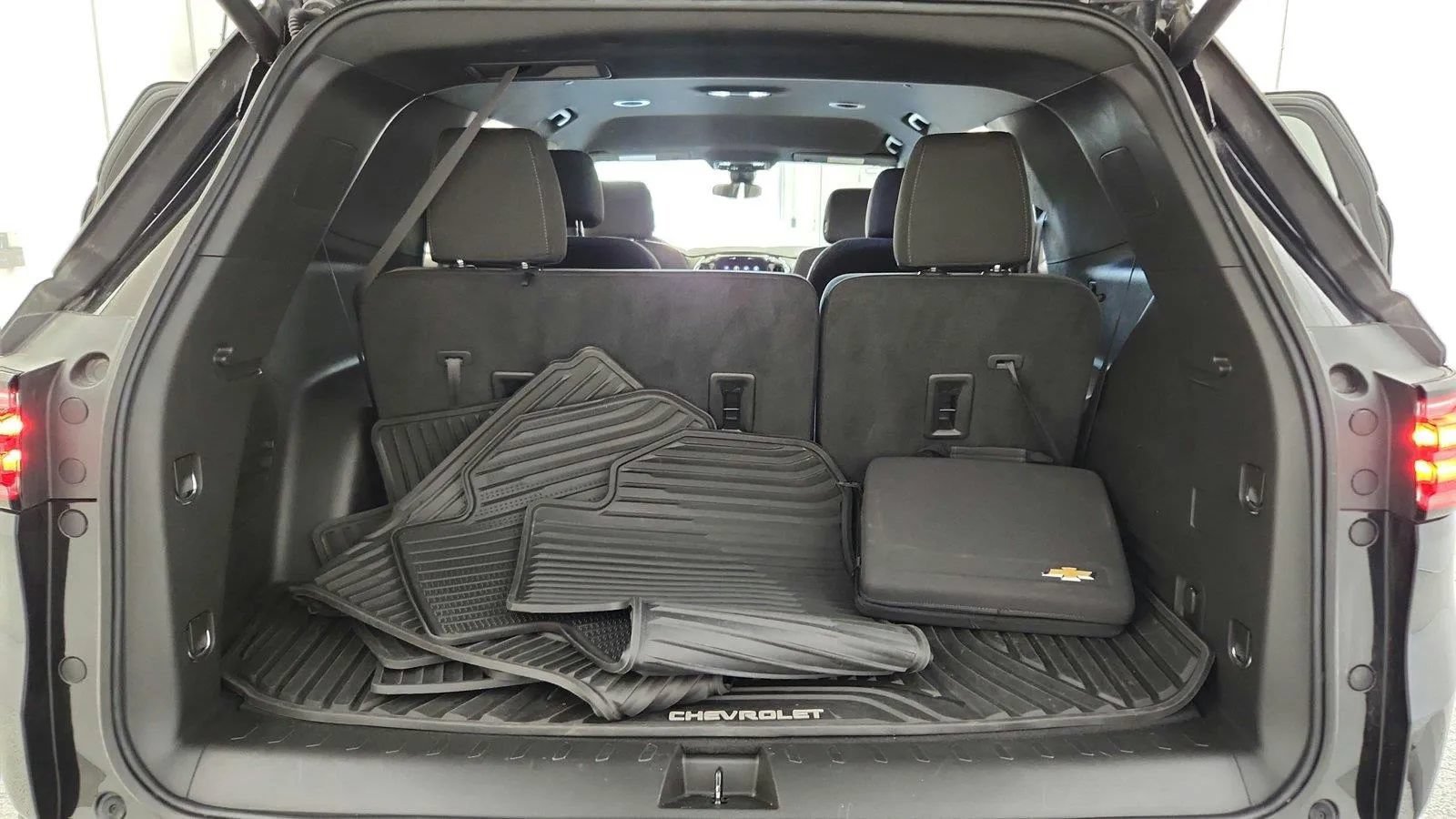 Used 2023 Chevrolet Traverse LT FWD image 18