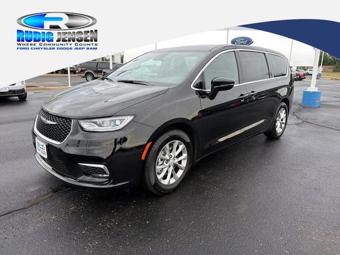 Used 2026 Chrysler Pacifica Limited FWD image 1