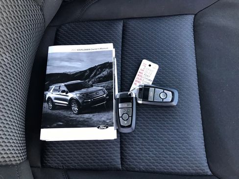 Used 2022 Ford Explorer XLT image 47