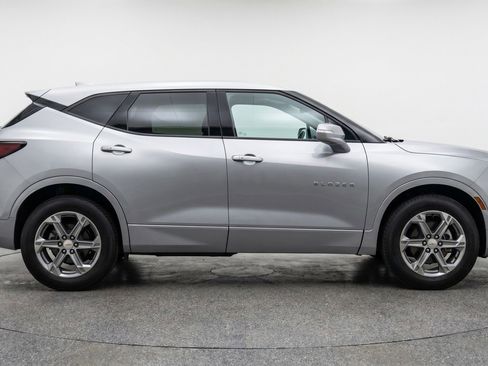 Used 2025 Chevrolet Blazer LT FWD image 11