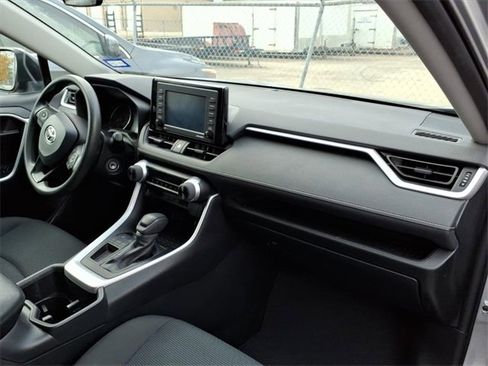 Used 2022 Toyota RAV4 LE image 7