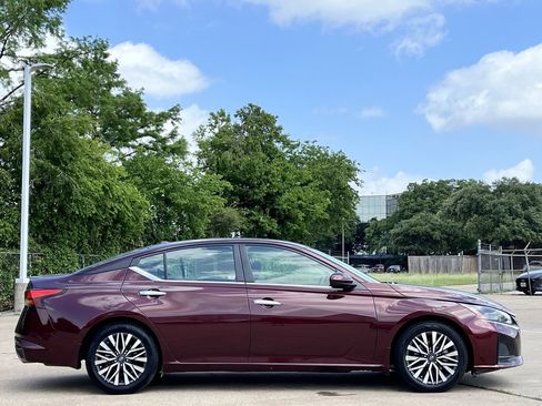 Used 2024 Nissan Altima 2.5 SV w/ SV Premium Package FWD image 3