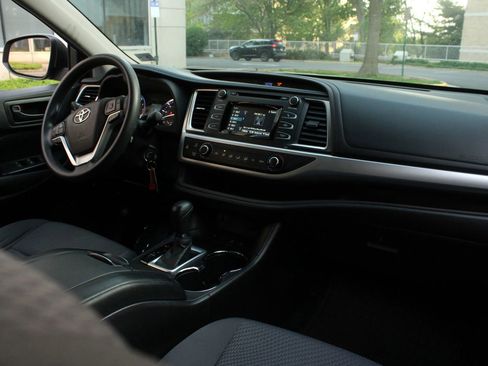 Used 2016 Toyota Highlander LE image 24