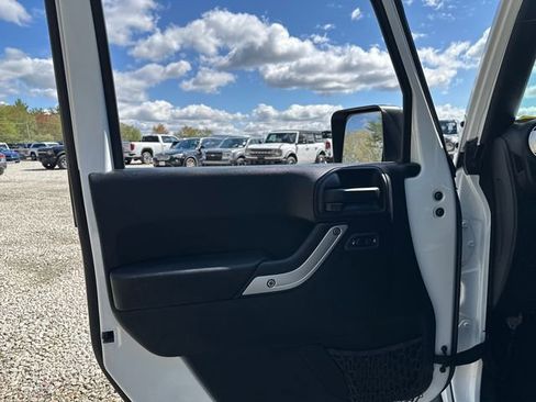 Used 2017 Jeep Wrangler Unlimited Sahara w/ Connectivity Group AWD/4WD image 23