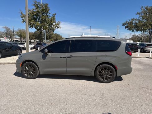 Used 2023 Chrysler Pacifica Touring-L w/ S Appearance Package image 8