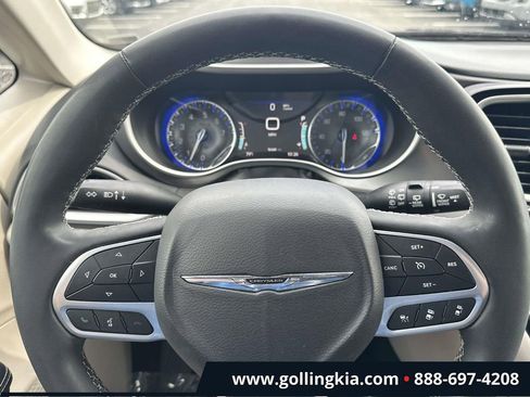 Used 2023 Chrysler Pacifica Touring-L FWD image 18