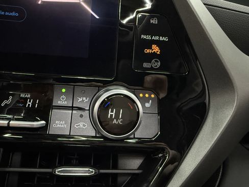 Used 2026 Toyota Highlander XLE image 19