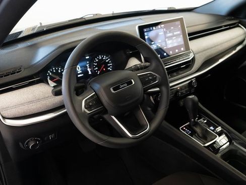 Used 2023 Jeep Compass Sport image 4