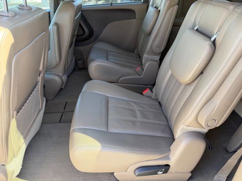 Used 2013 Chrysler Town & Country Touring-L w/ Driver Convenience Group FWD image 15