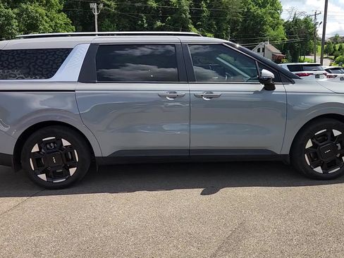 Used 2025 Kia Carnival EX FWD image 8