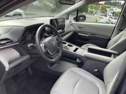 Used 2021 Toyota Sienna XLE FWD image 13