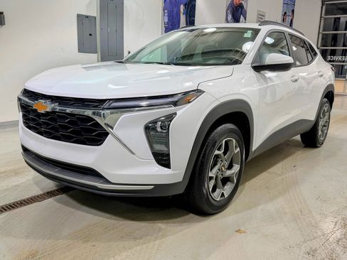 Used 2025 Chevrolet Trax LT w/ LT Convenience Package image 6