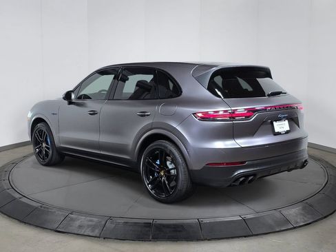 Used 2022 Porsche Cayenne Platinum Edition AWD/4WD image 3