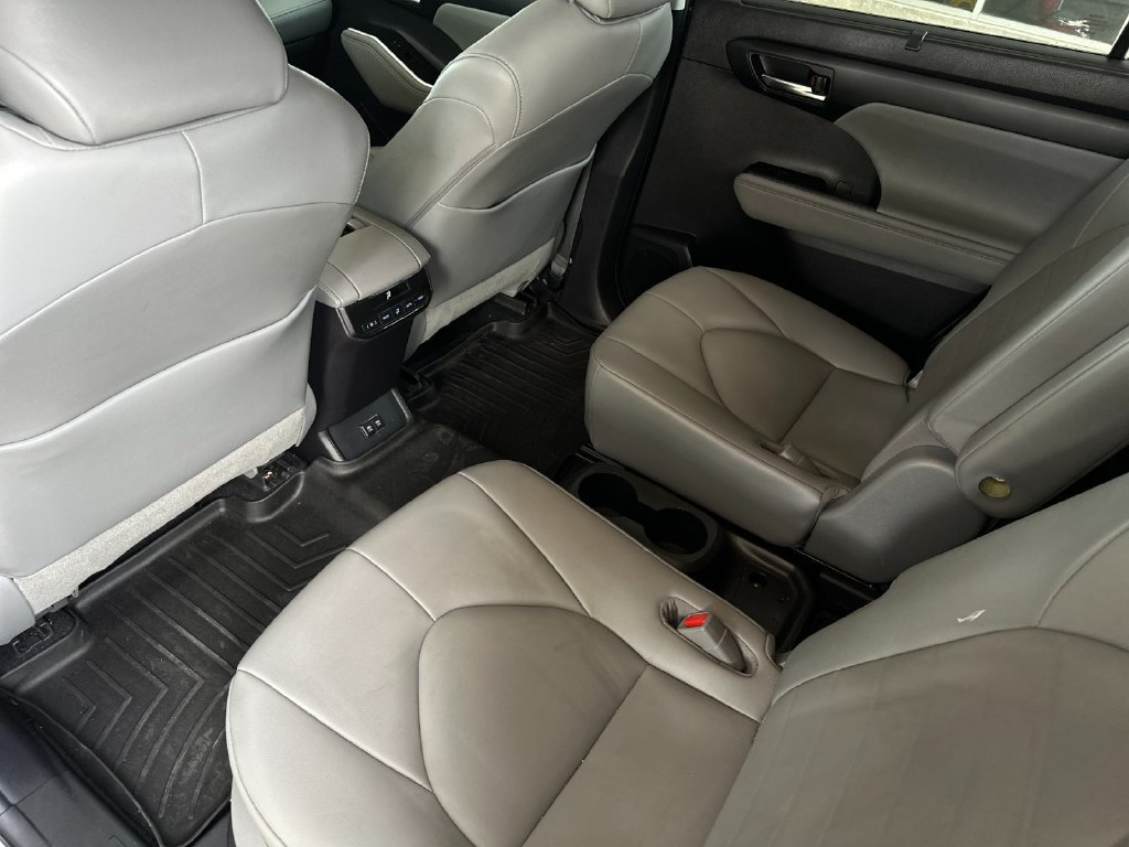 Used 2021 Toyota Highlander XLE FWD image 11