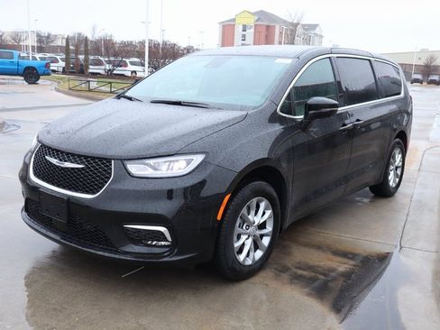 New 2026 Chrysler Pacifica Select AWD/4WD image 10