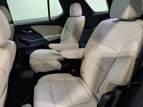 Used 2023 Chevrolet Traverse Premier FWD image 8