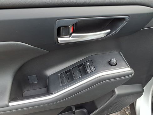 Used 2023 Toyota Highlander XLE AWD/4WD image 16