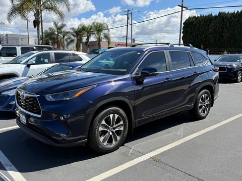 Used 2024 Toyota Highlander XLE FWD image 3