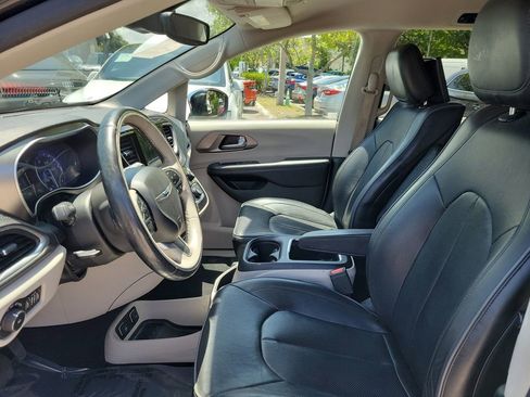 Used 2018 Chrysler Pacifica Limited w/ Advanced Safetytec Group FWD image 21