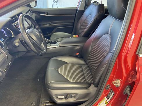 Used 2020 Toyota Camry SE w/ Convenience Package FWD image 14