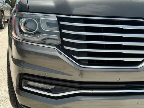 Used 2017 Lincoln Navigator Reserve image 11