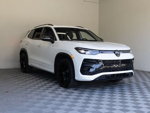 Used 2025 Volkswagen Tiguan SE R-Line AWD/4WD image 6