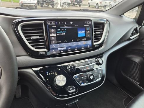 Used 2025 Chrysler Pacifica Select FWD image 9