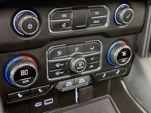 Used 2021 Chevrolet Suburban Z71 w/ Luxury Package image 17