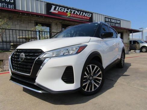 Used 2021 Nissan Kicks SV FWD image 1