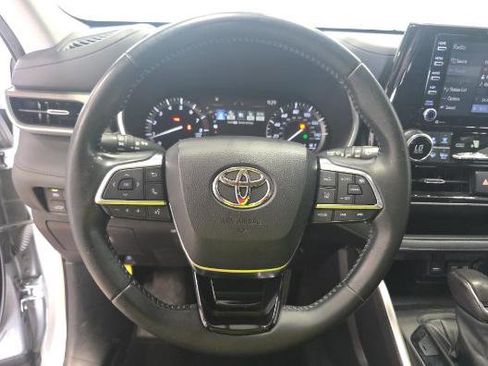 Used 2021 Toyota Highlander XLE FWD image 9