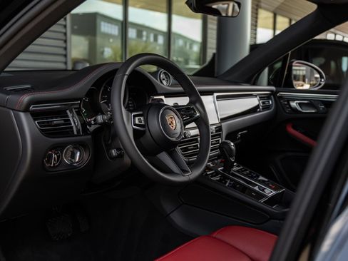 Certified 2025 Porsche Macan AWD/4WD image 4